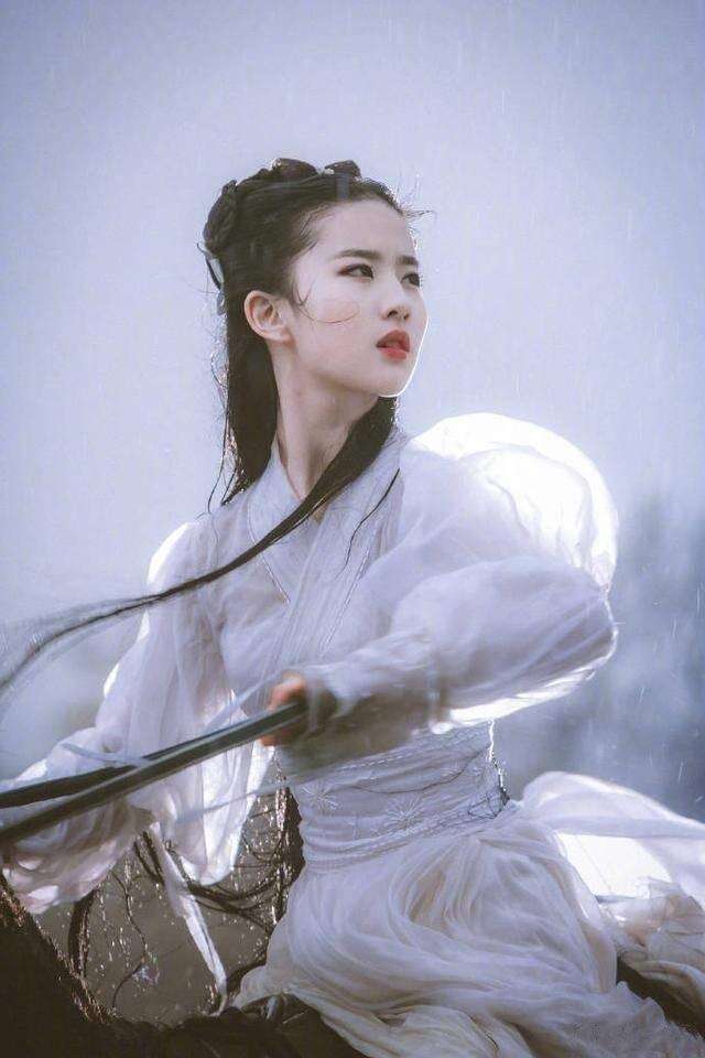 难怪刘亦菲版小龙女的“雨中骑马戏”被删!看到后背那刻秒懂