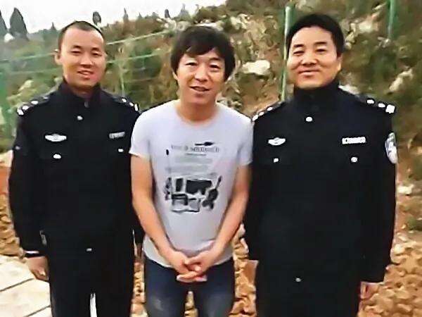 和警察合影不能乱站,黄渤、薛之谦都是反面教材,唯独撒贝宁机智