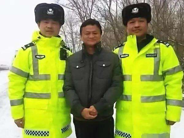 和警察合影不能乱站,黄渤、薛之谦都是反面教材,唯独撒贝宁机智