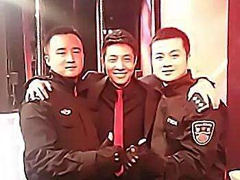 和警察合影不能乱站,黄渤、薛之谦都是反面教材,唯独撒贝宁机智
