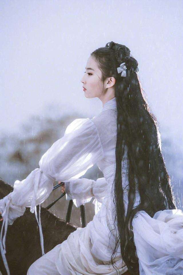 难怪刘亦菲版小龙女的“雨中骑马戏”被删!看到后背那刻秒懂