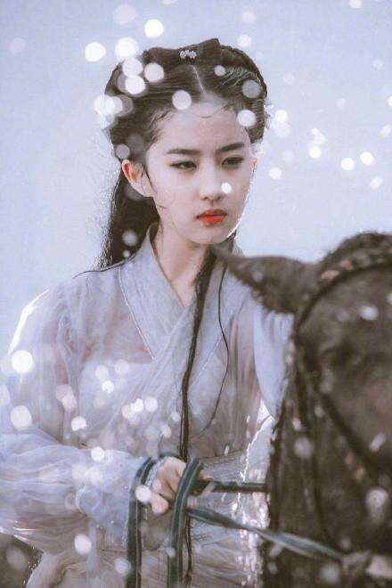 难怪刘亦菲版小龙女的“雨中骑马戏”被删!看到后背那刻秒懂