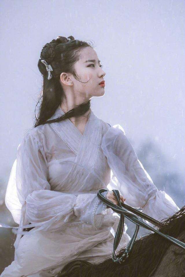 难怪刘亦菲版小龙女的“雨中骑马戏”被删!看到后背那刻秒懂