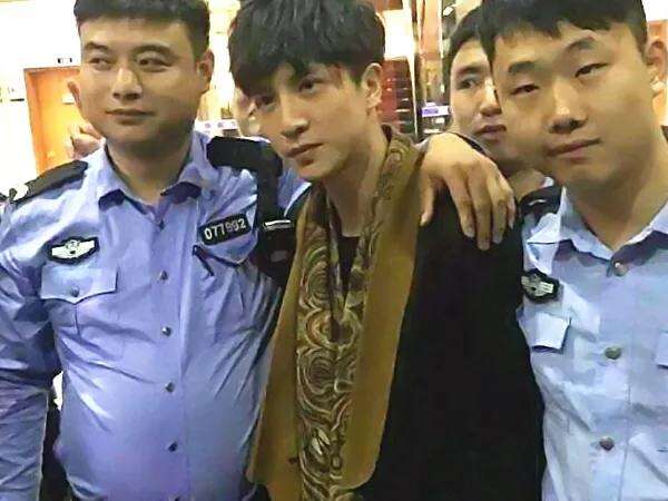 和警察合影不能乱站,黄渤、薛之谦都是反面教材,唯独撒贝宁机智