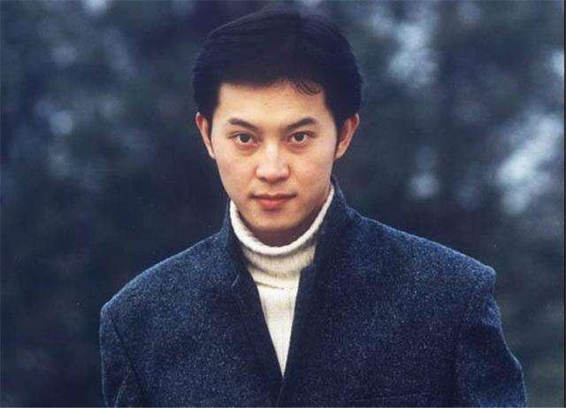男人发际线后移等于整容!何炅没刘海直接50岁,胡歌也难逃考验