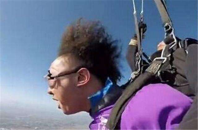 男人发际线后移等于整容!何炅没刘海直接50岁,胡歌也难逃考验