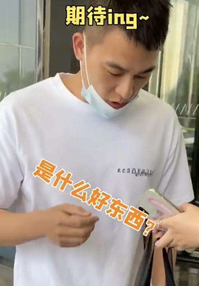 欧豪十分搞笑回应被粉丝送香肠一事:心意收到,还得再缓缓