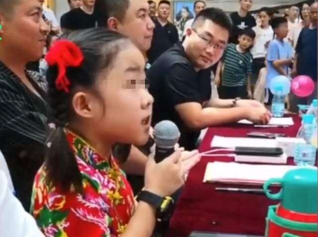 8岁童星当评委遭质疑,经纪人:你们有她出名吗?