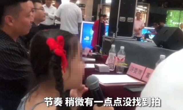 8岁童星当评委遭质疑,经纪人:你们有她出名吗?