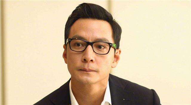 男人发际线后移等于整容!何炅没刘海直接50岁,胡歌也难逃考验