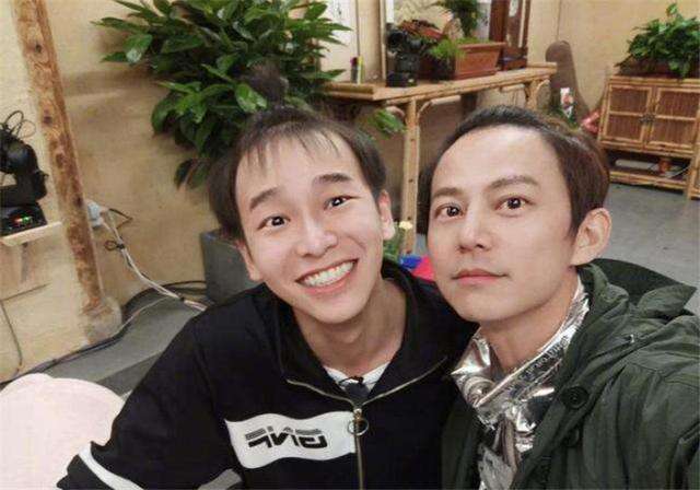 男人发际线后移等于整容!何炅没刘海直接50岁,胡歌也难逃考验