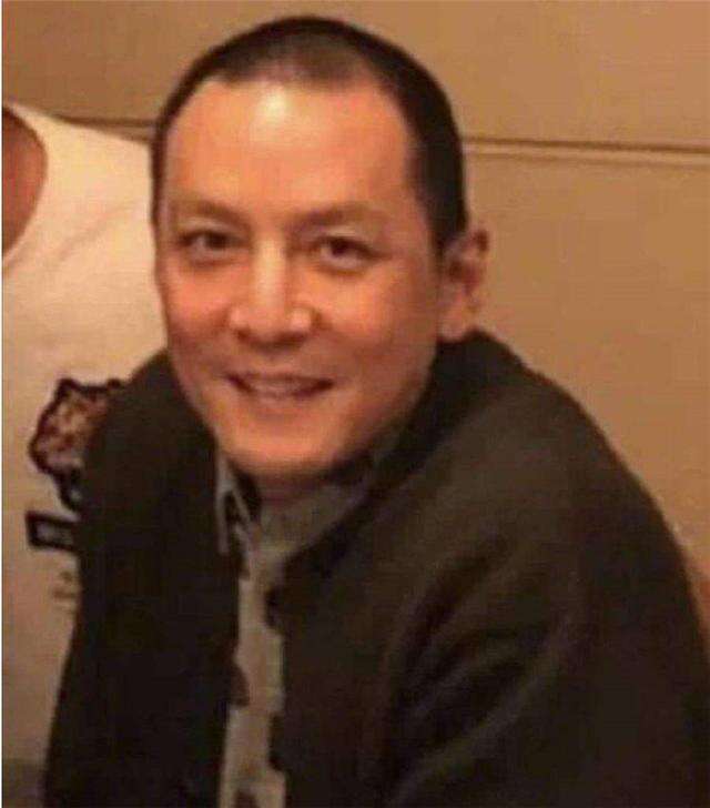 男人发际线后移等于整容!何炅没刘海直接50岁,胡歌也难逃考验