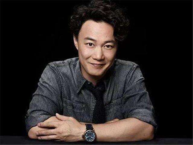 男人发际线后移等于整容!何炅没刘海直接50岁,胡歌也难逃考验