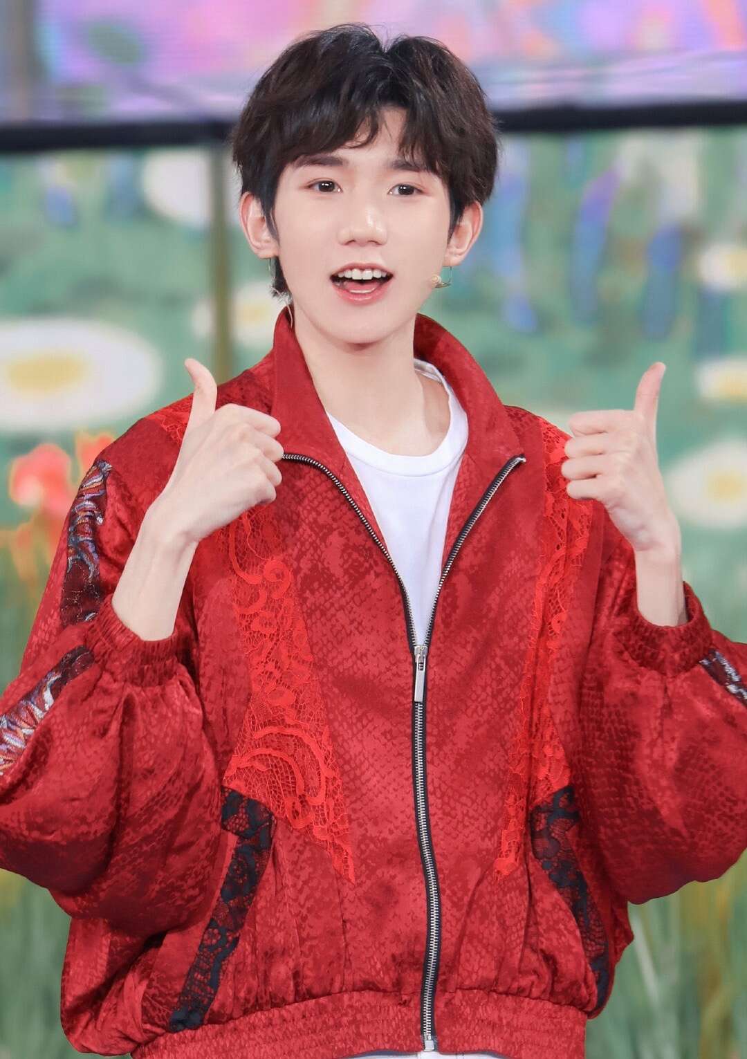 王源舞台被质疑:央视单独加“局部磨皮滤镜”?脸部光滑如孩童