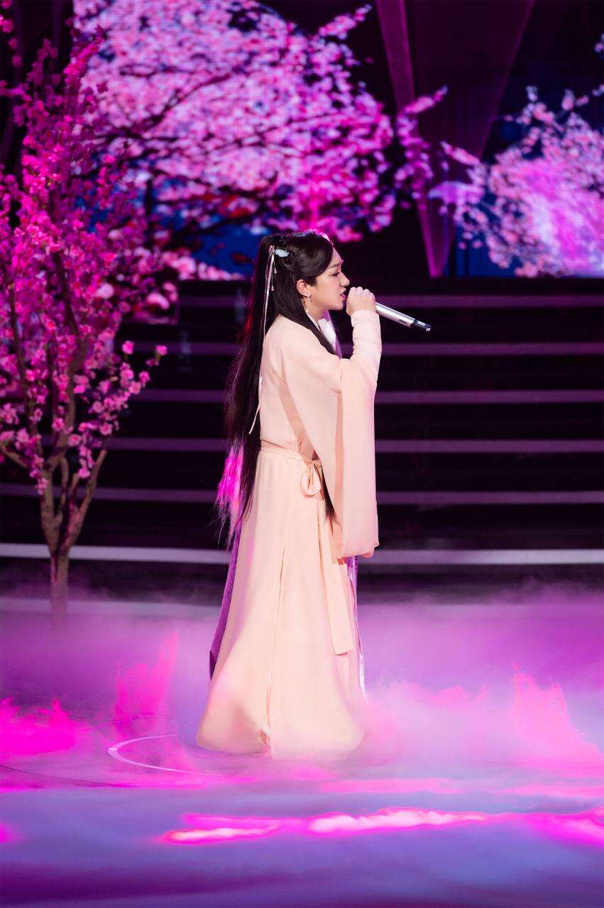 《百变大咖秀》王祖蓝一人饰两角“半面妆”上演分裂式模仿