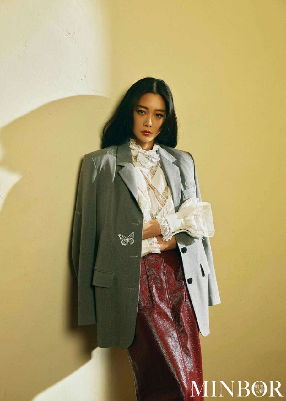 克拉拉写真大片曝光 慵懒淡然展示真正的自我