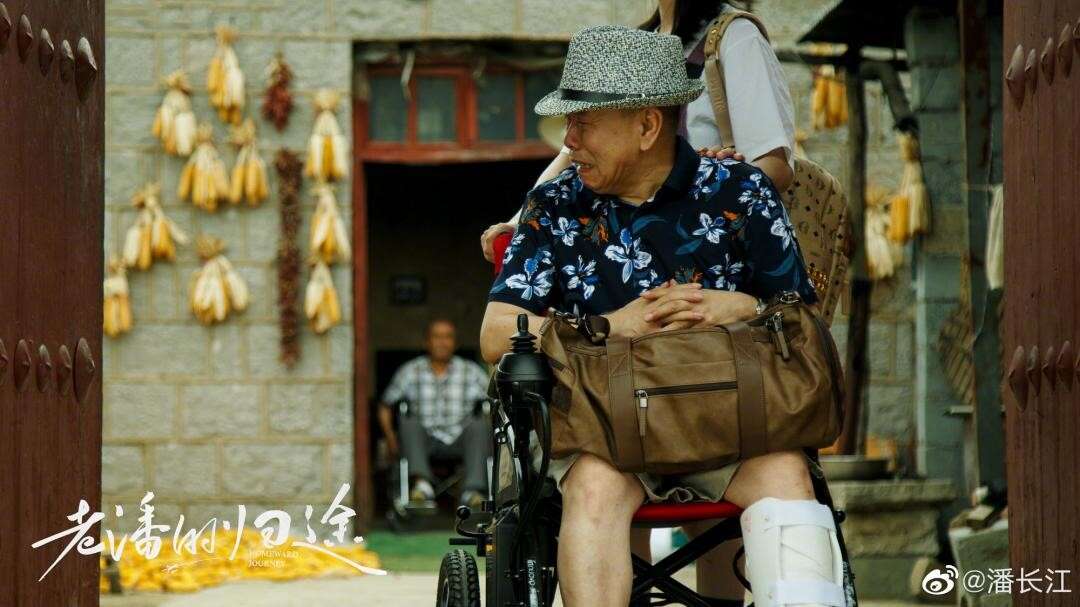 刚开机就骨折,潘长江竟然是坐着拍完新戏,太敬业!