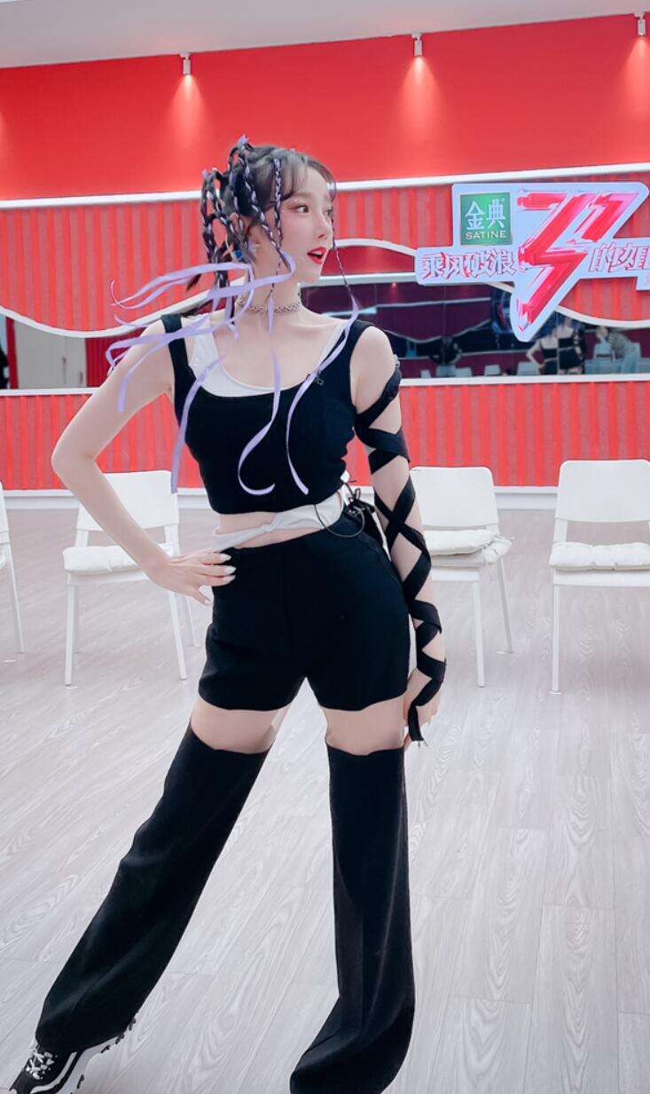 《乘风破浪的姐姐》第二季热播 陈小纭与姐姐们互动有爱团魂满满