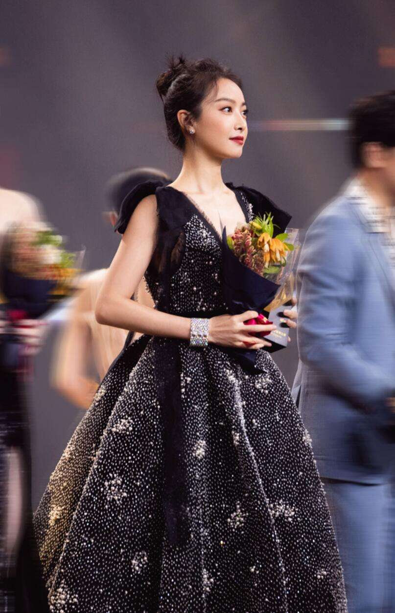 宋茜盛典穿长裙走路带风 实力演绎“从你的全世界路过”