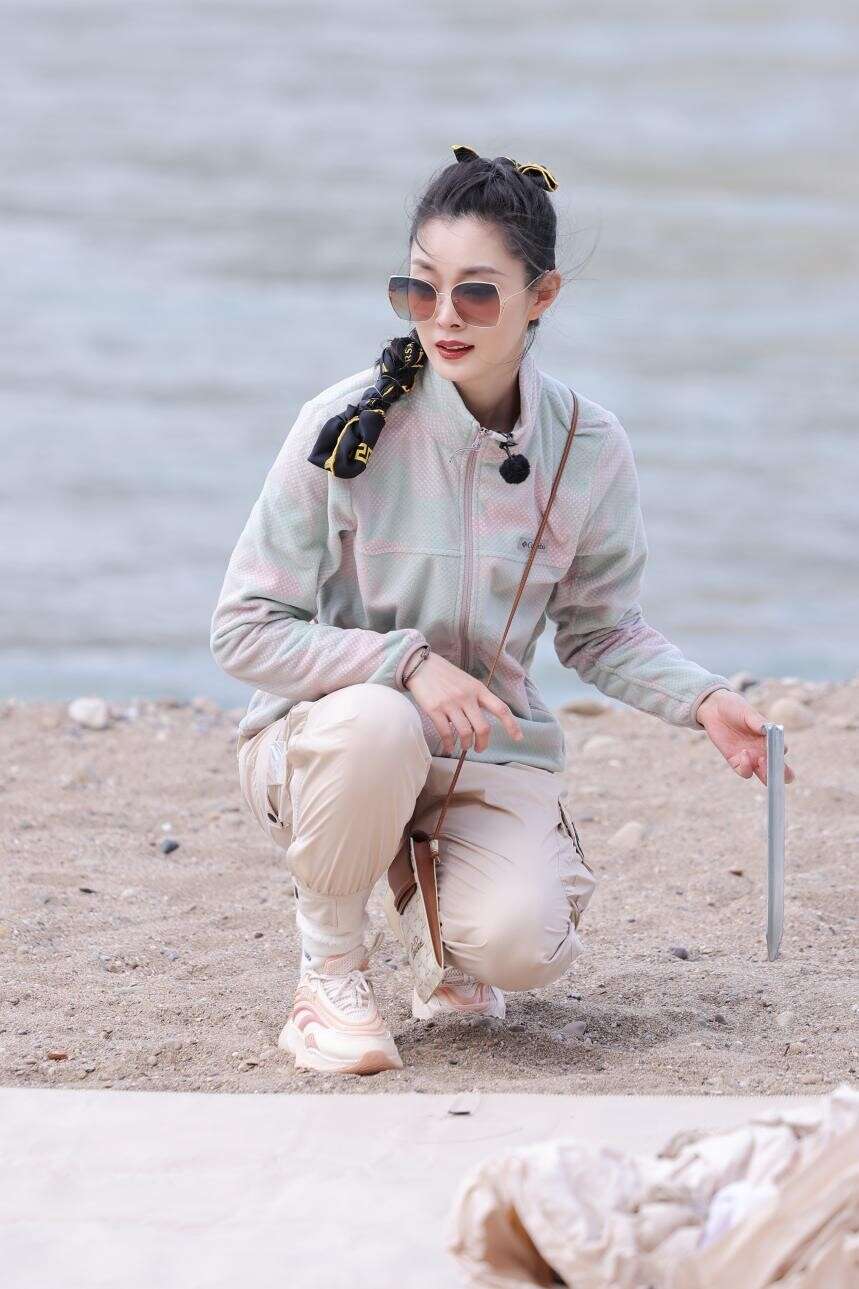 《追星星的人》打卡云南遇上绝美星空 窦骁何超莲合体看星星看月亮