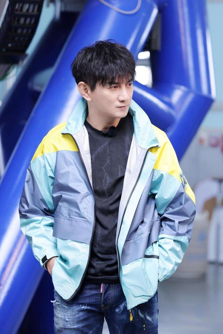 《追星星的人》打卡云南遇上绝美星空 窦骁何超莲合体看星星看月亮