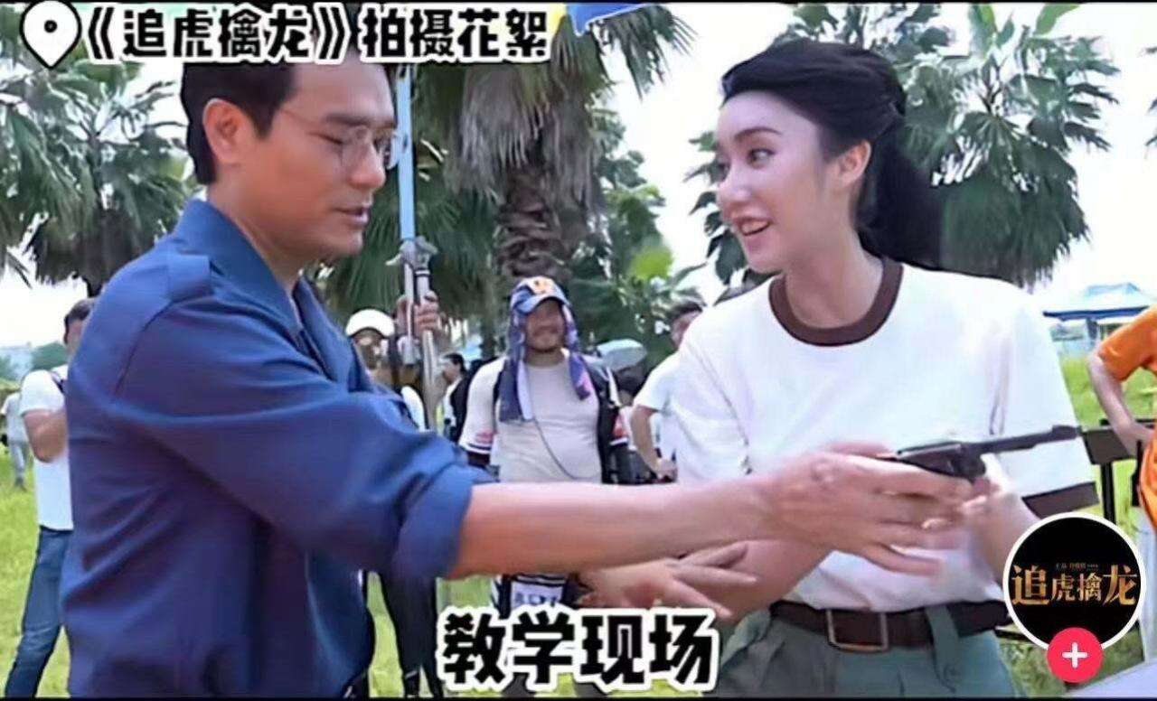 《追虎擒龙》常钰词玩枪被震显蠢萌 林家栋古天乐大笑不止