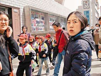 杨丽娟:追星13年逼父跳海,醒悟得太晚,毁了自己一辈子