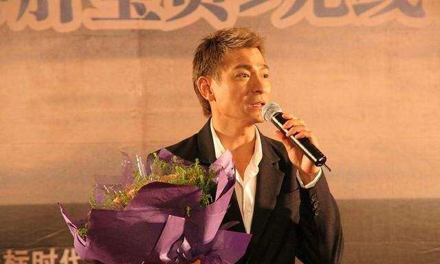 杨丽娟:追星13年逼父跳海,醒悟得太晚,毁了自己一辈子
