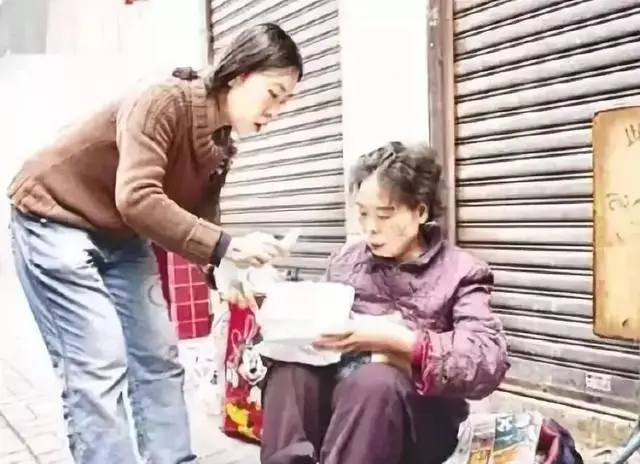 杨丽娟:追星13年逼父跳海,醒悟得太晚,毁了自己一辈子