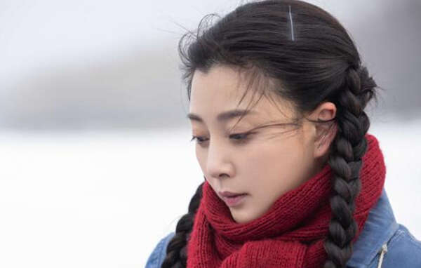 《人世间》的女主角殷桃,郑娟的扮演者,命途多舛,外柔内刚。