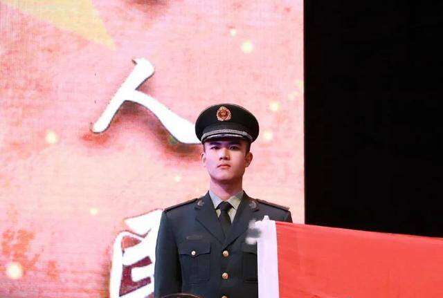 中国消防员小哥哥,这劲爆肌肉身材,也太馋人了!