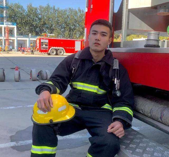 中国消防员小哥哥,这劲爆肌肉身材,也太馋人了!