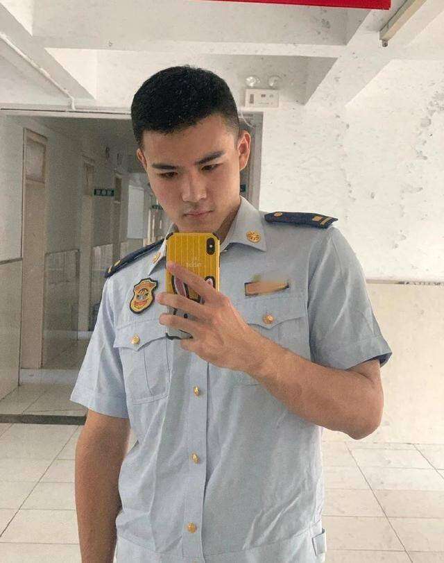 中国消防员小哥哥,这劲爆肌肉身材,也太馋人了!