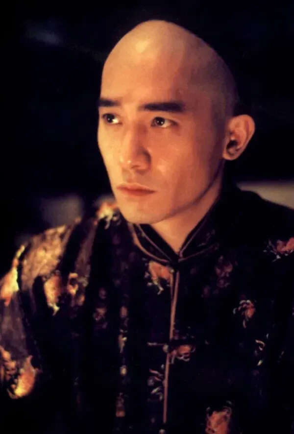 今天是华语第一影帝梁朝伟60岁生日,李安说他是导演的梦想,王家卫最爱用的男演员