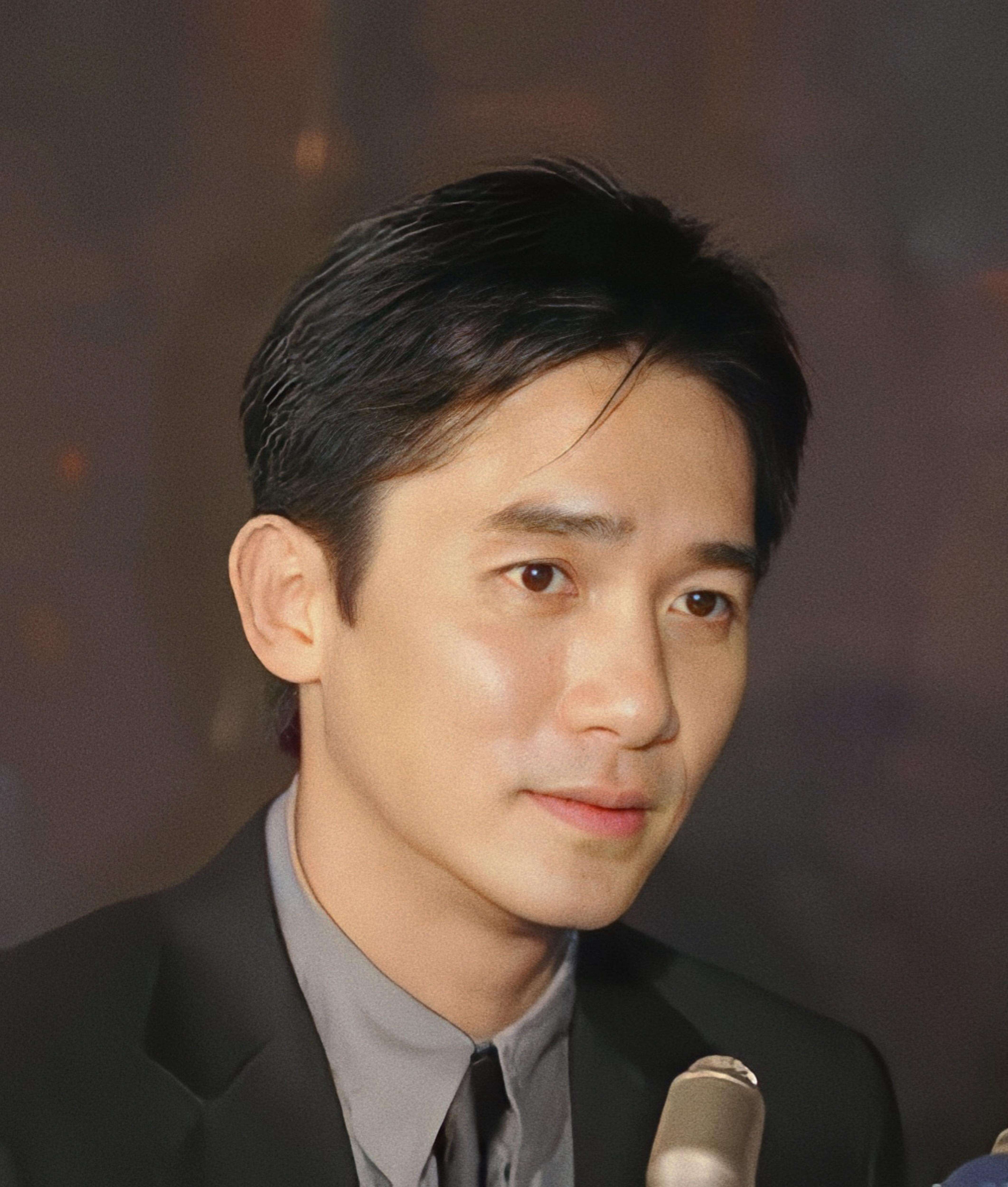 今天是华语第一影帝梁朝伟60岁生日,李安说他是导演的梦想,王家卫最爱用的男演员