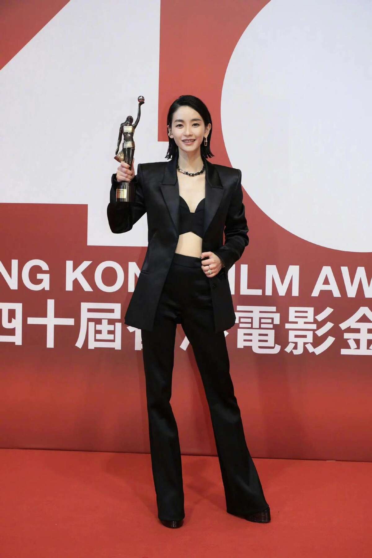 33岁内地演员刘雅瑟击败巩俐拿下影后!穿黑西装走红毯,气场不输刘德华