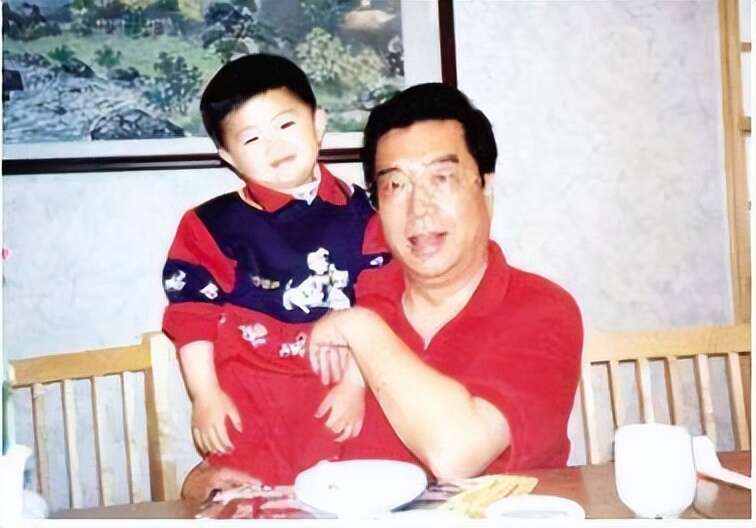 李双江大儿子李贺:从没享受过父爱,却要承担父亲和继母晚年生活