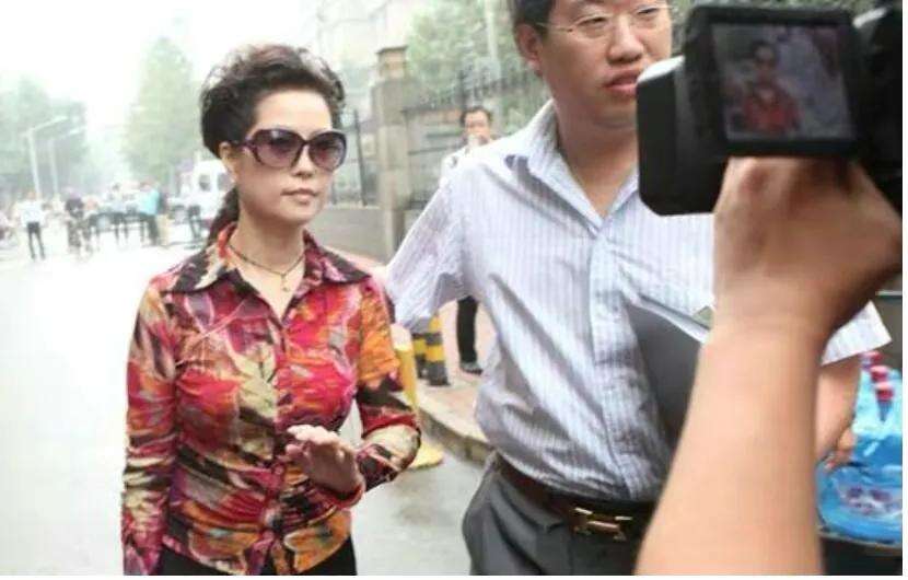 李双江大儿子李贺:从没享受过父爱,却要承担父亲和继母晚年生活