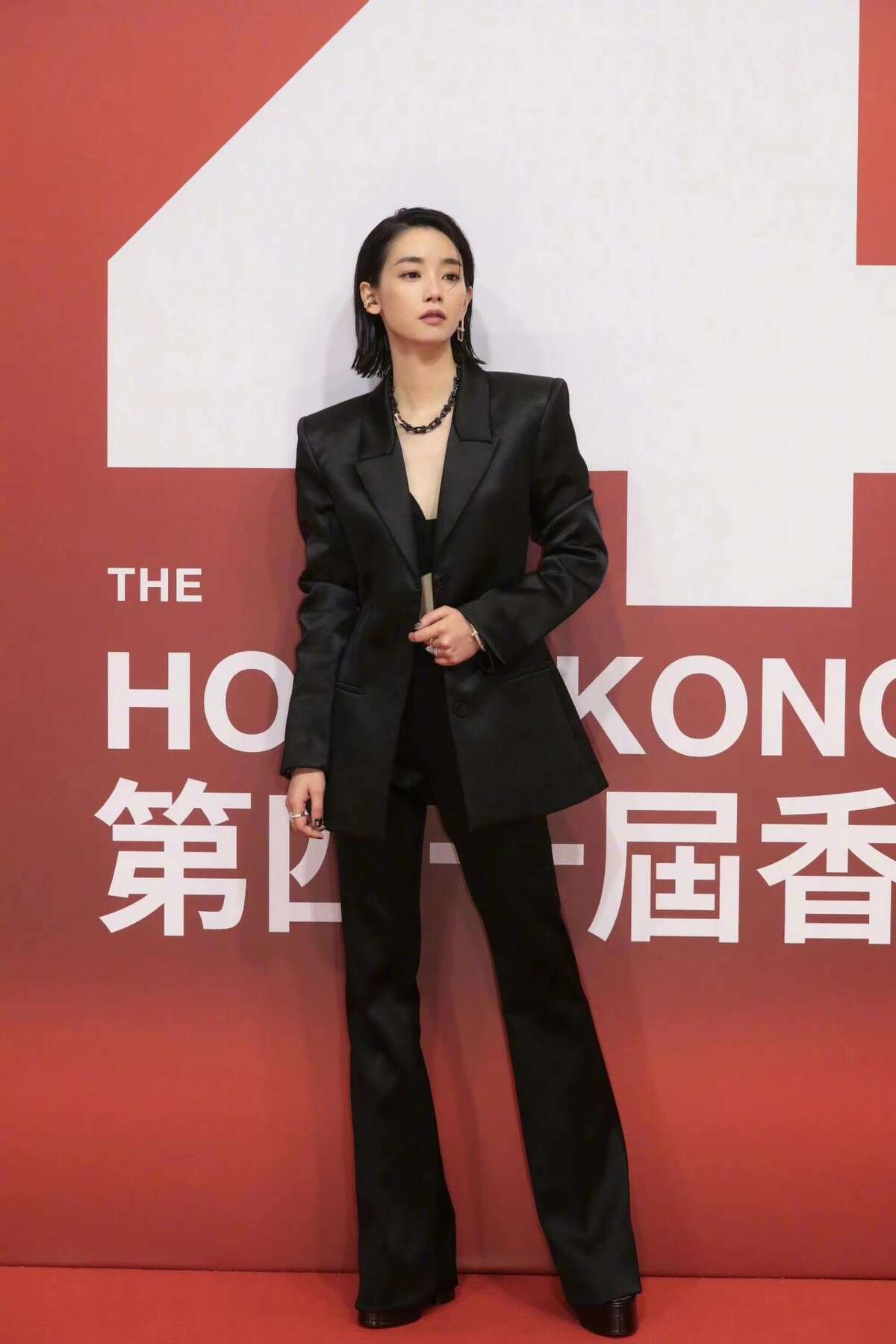 33岁内地演员刘雅瑟击败巩俐拿下影后!穿黑西装走红毯,气场不输刘德华