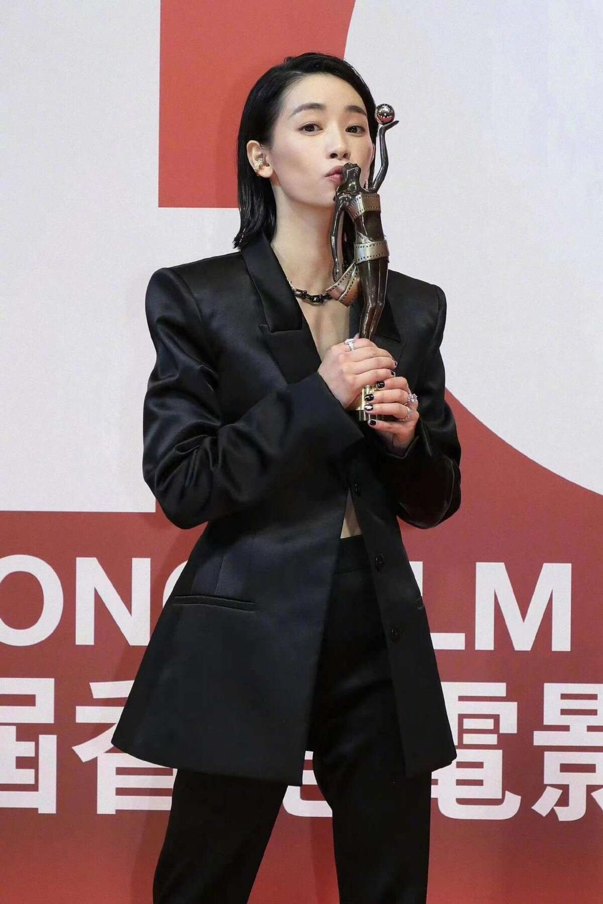 33岁内地演员刘雅瑟击败巩俐拿下影后!穿黑西装走红毯,气场不输刘德华