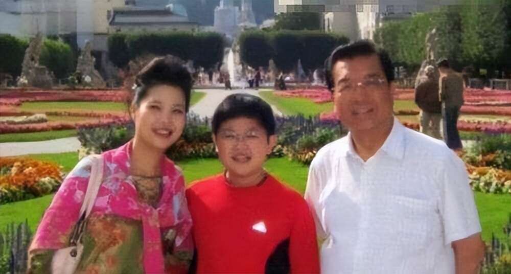 李双江大儿子李贺:从没享受过父爱,却要承担父亲和继母晚年生活