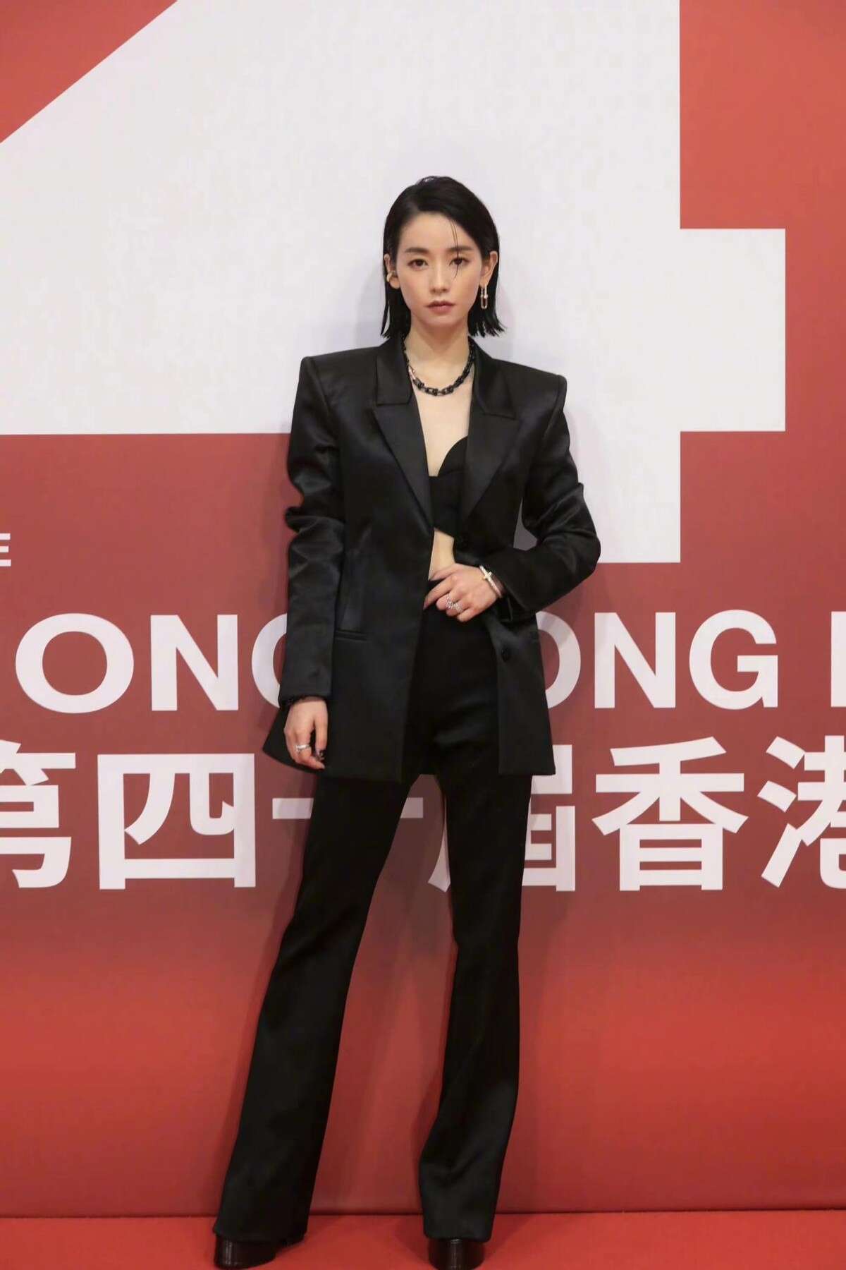33岁内地演员刘雅瑟击败巩俐拿下影后!穿黑西装走红毯,气场不输刘德华
