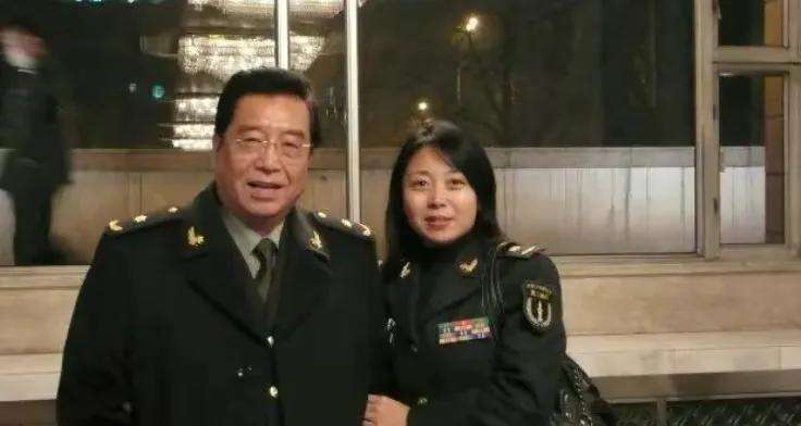 李双江大儿子李贺:从没享受过父爱,却要承担父亲和继母晚年生活