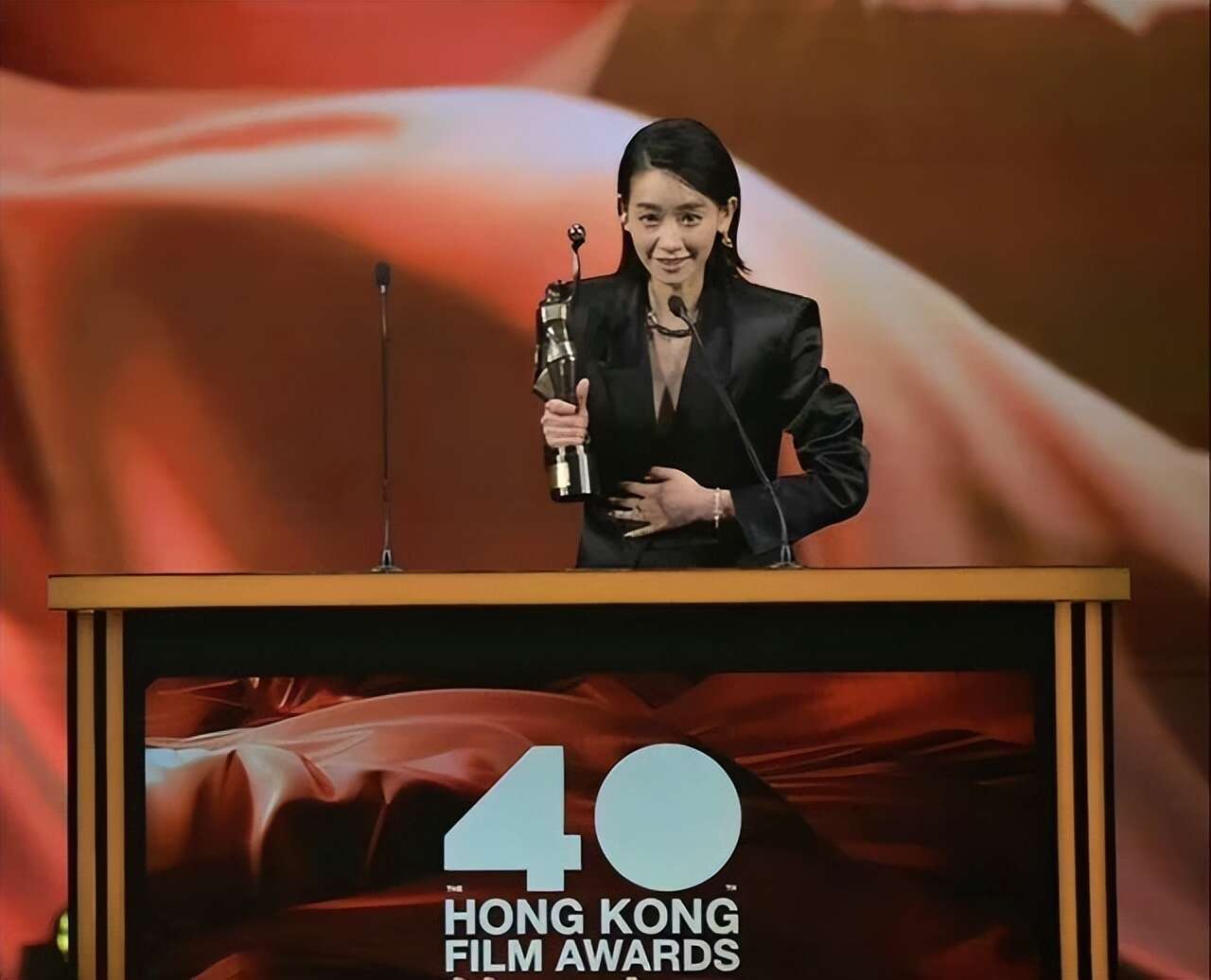 33岁内地演员刘雅瑟击败巩俐拿下影后!穿黑西装走红毯,气场不输刘德华