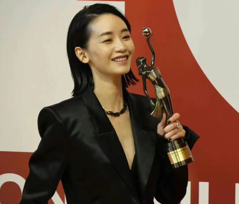 33岁内地演员刘雅瑟击败巩俐拿下影后!穿黑西装走红毯,气场不输刘德华
