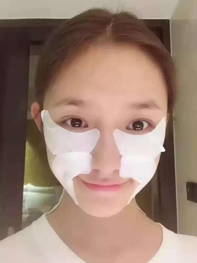 除了发量,最暴露年龄的可能是这两道法令纹