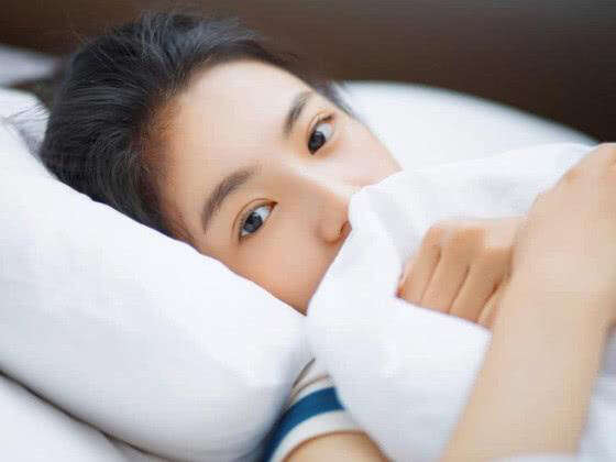 早上醒来脸上油光满面,夏季油光满面的护肤技巧