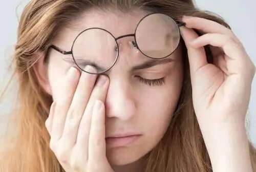 眼周皱纹怎么办?消除眼周皱纹的护肤小技巧