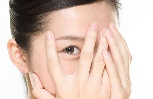 怎么消除眼袋?按摩眼袋的正确方法