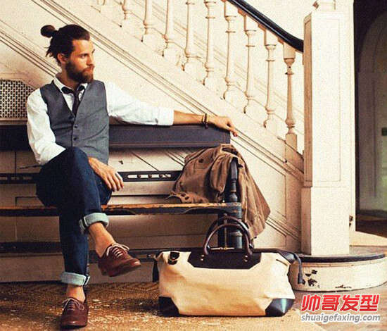 男生留长发更有型!丸子头配肌肉让女人难以抗拒!